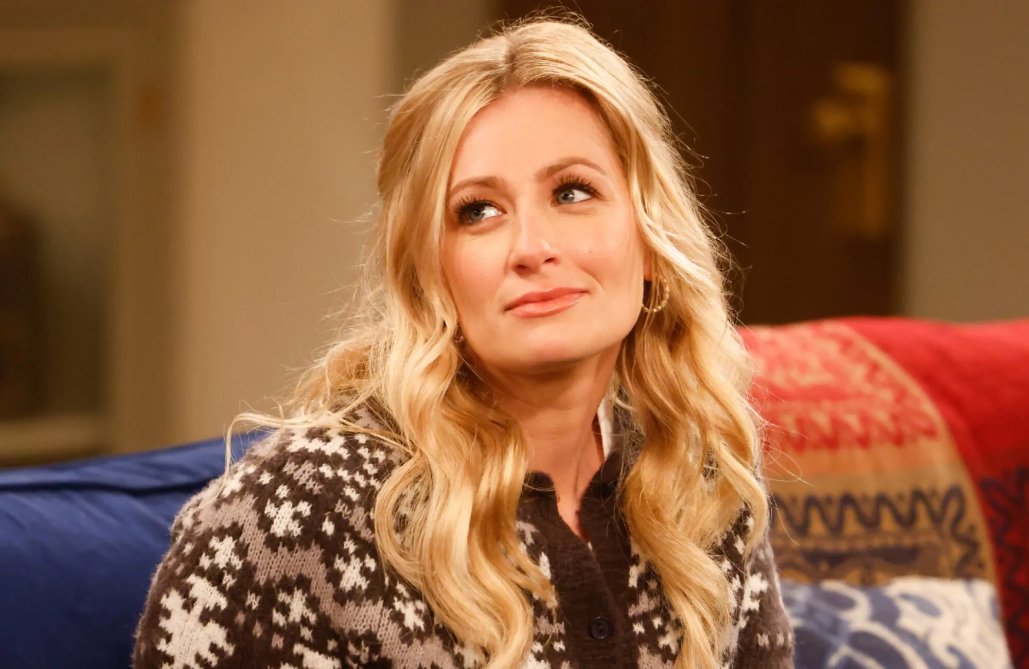 「The Neighborhood」のスターであるBeth Behrsが最終シーズンの発表に反応します