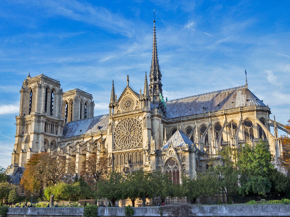 世界のリーダー50人がパリのノートルダム寺院再開式に出席