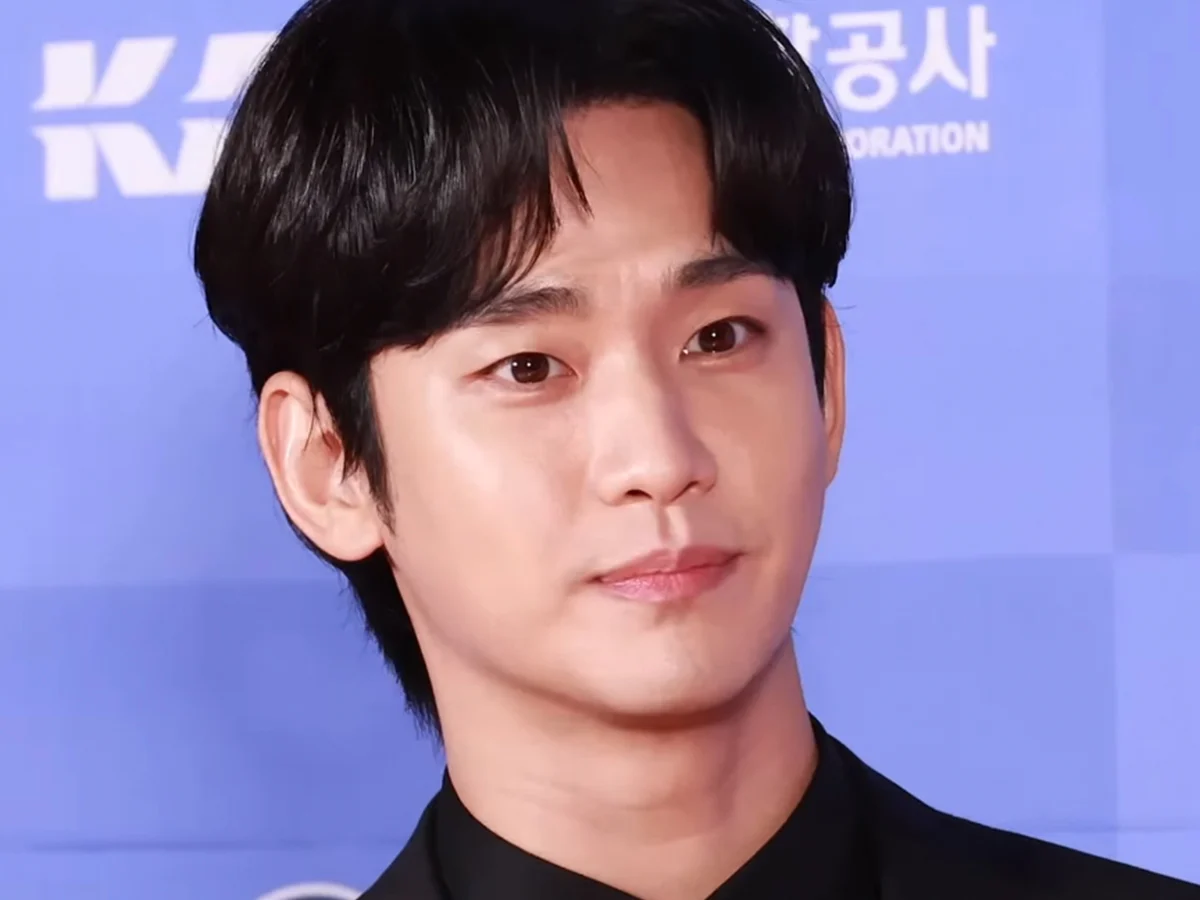 韓国の俳優キム・スーヒョンは、彼女が未成年だったときにキム・サエロンとの関係が発生したことを否定します
