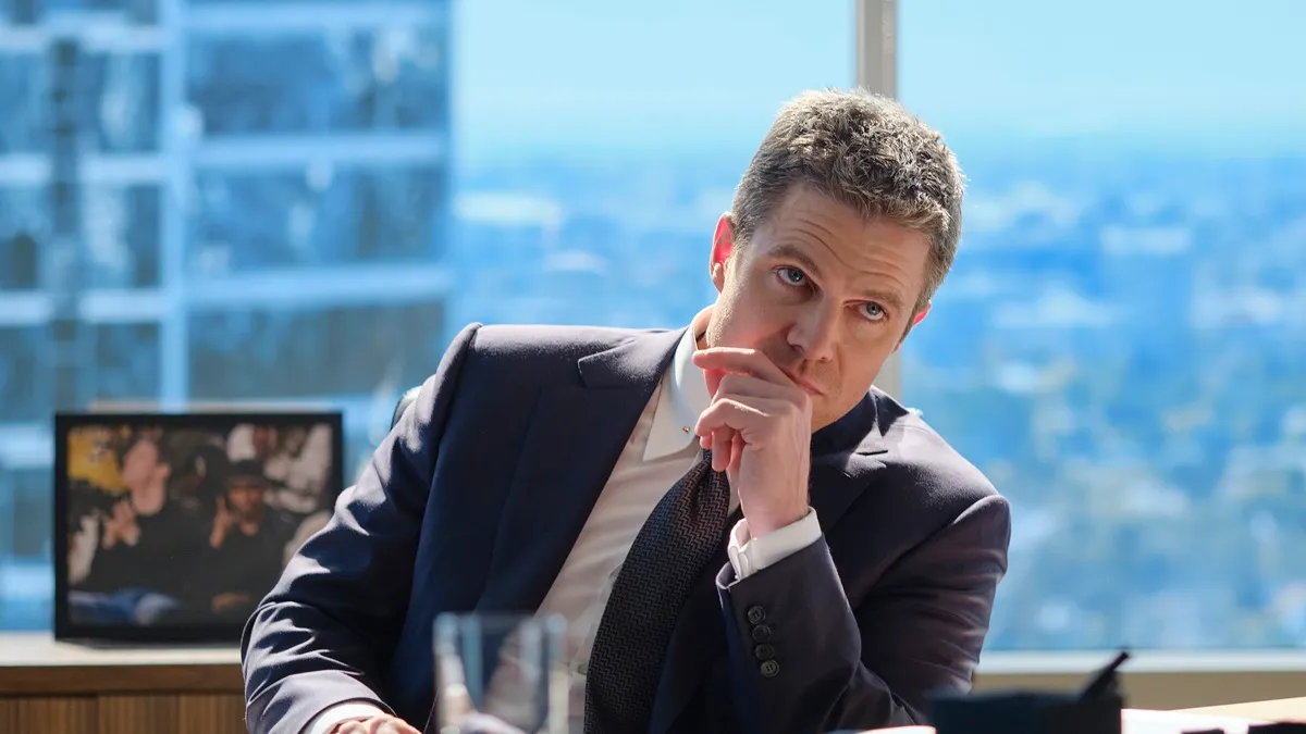 Suits LAは、Stephen Amellの画面上のキャラクターがパパの問題を抱える運命にあることを確認します