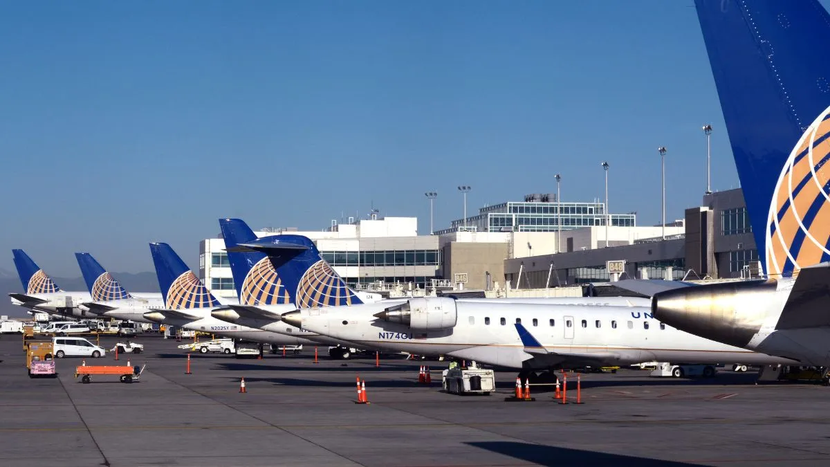 アメリカン航空のフライトがデンバー国際空港で炎上して噴火する、と映像は明らかにします